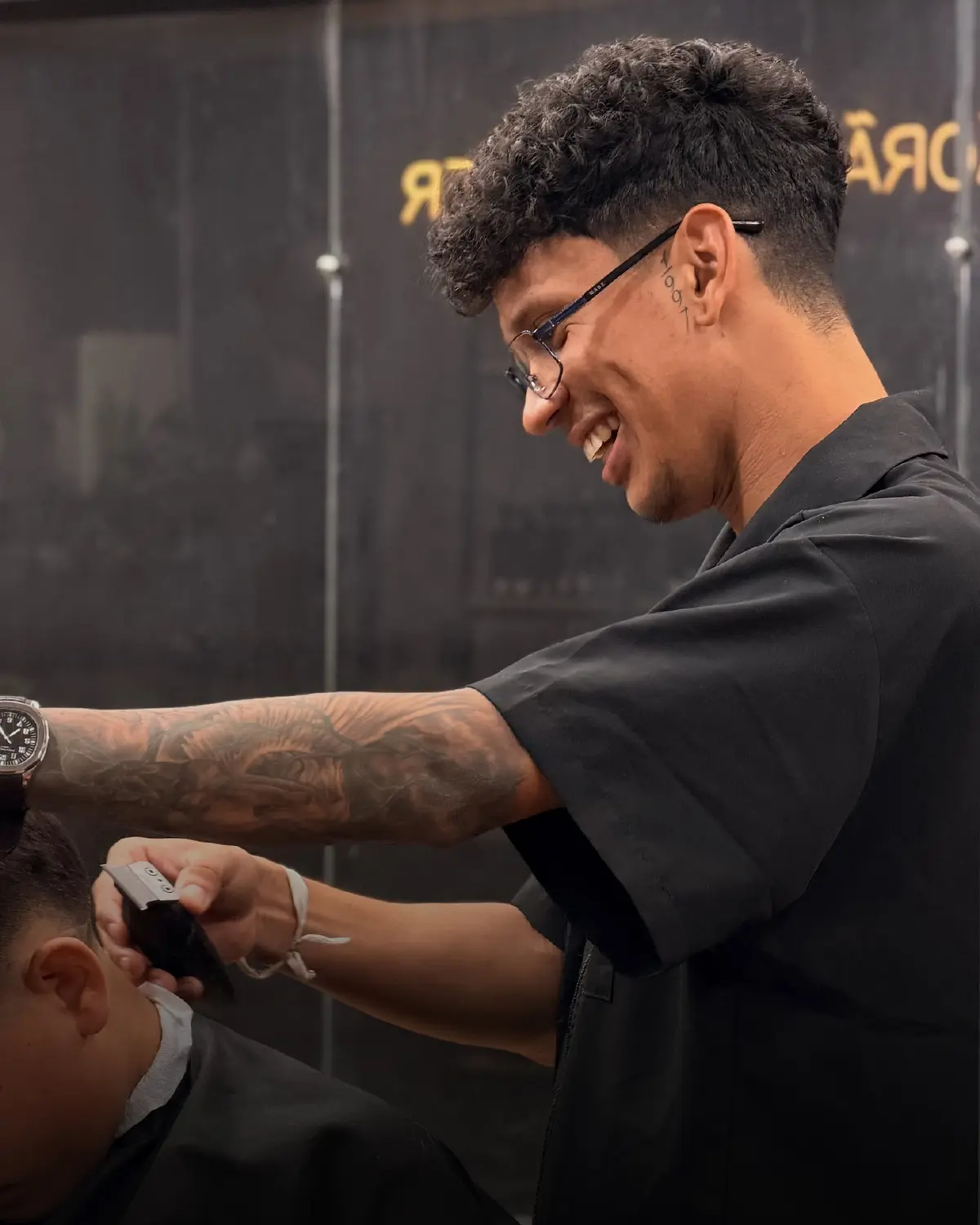 Profissional da Rian Barber realizando um corte